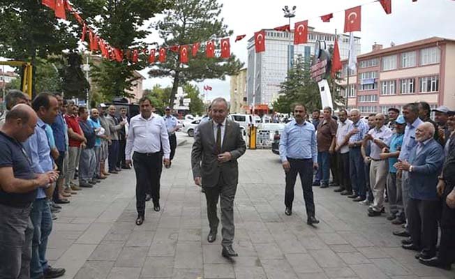 Alkışlarla göreve başladı