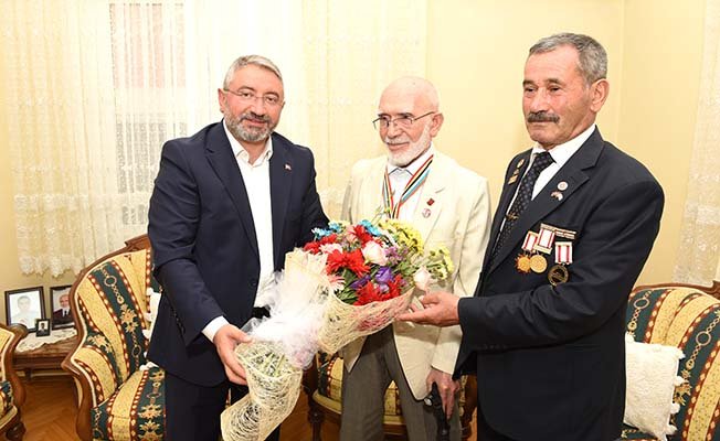 Başkan ve eşi gazileri ziyaret etti