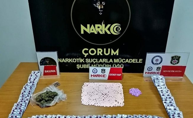 Cezaevinden izinli çıktılar, hap satarken yakalandılar