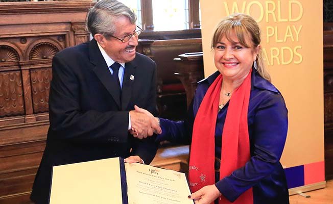 Hemşehrimiz alkışlarla ödülünü aldı