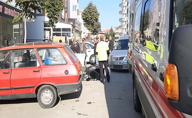 Motosiklet aracın altına girdi