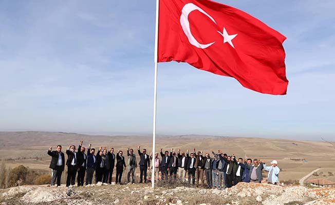 Köyüne gitti, göndere bayrak çekti