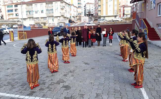 Protokol eşlerinden okul ziyareti