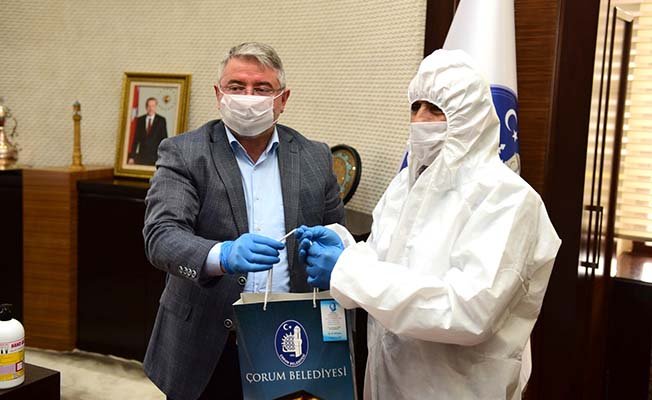 Başkan gazetecilere setlerini teslim etti