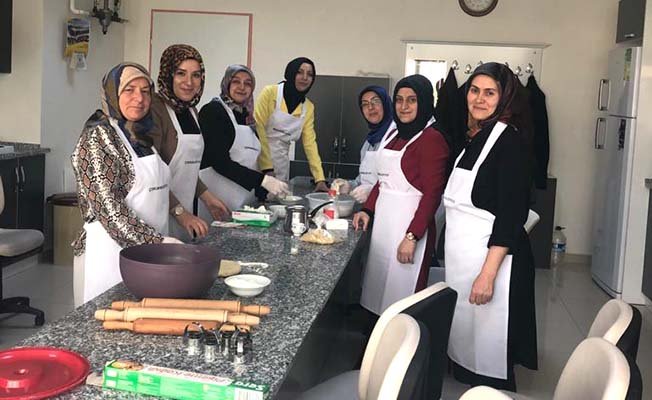 Protokol eşlerinden huzurevi ziyareti