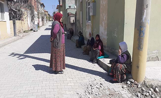 Koronalı günlerde mahalle sohbeti böyle olur