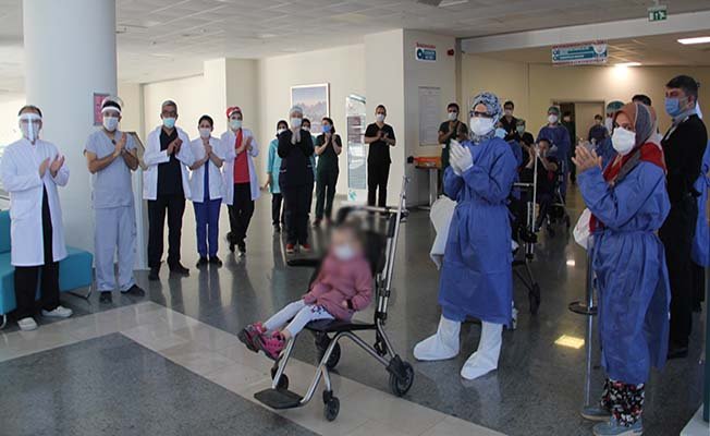 Koronavirüsü yenen aile alkışlarla uğurlandı