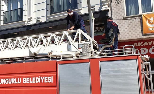 Pencereye sıkıştı, itfaiye yetişti