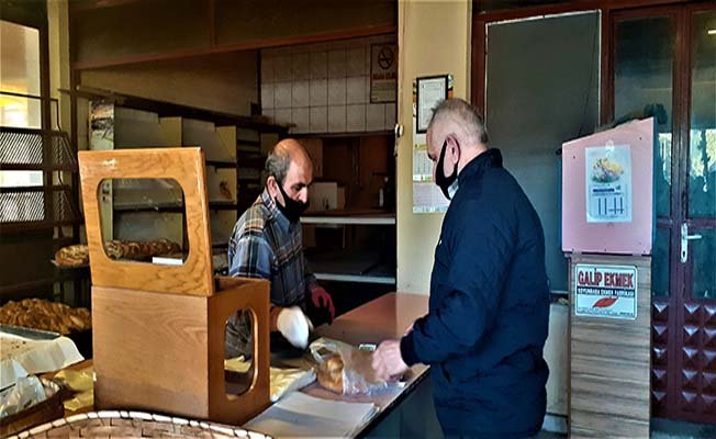 Sosyal mesafeli pide satışı