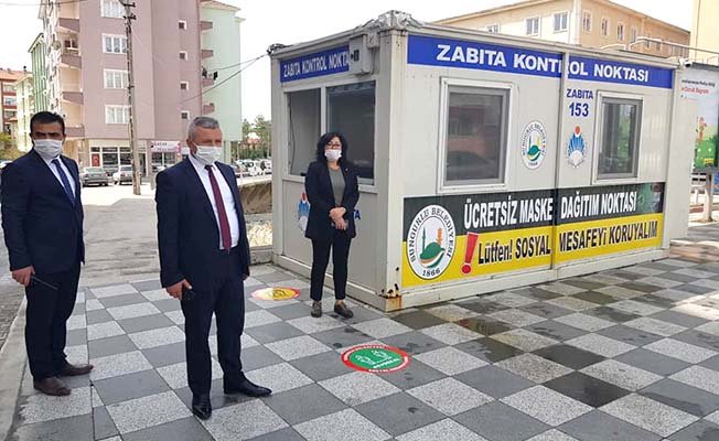 Zabıta noktasından ücretsiz maske dağıtımı