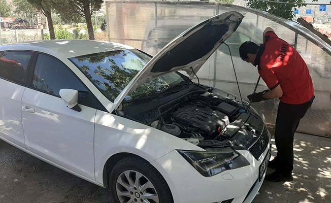 Aracın motoruna kedi girdi
