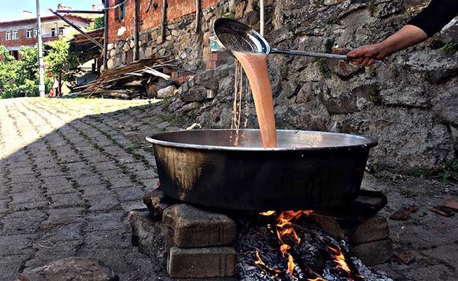 Üniversiteli genç kozalak reçeli üretiyor