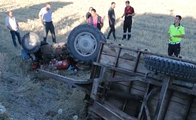 Devrilen traktörün altında kalan sürücü öldü