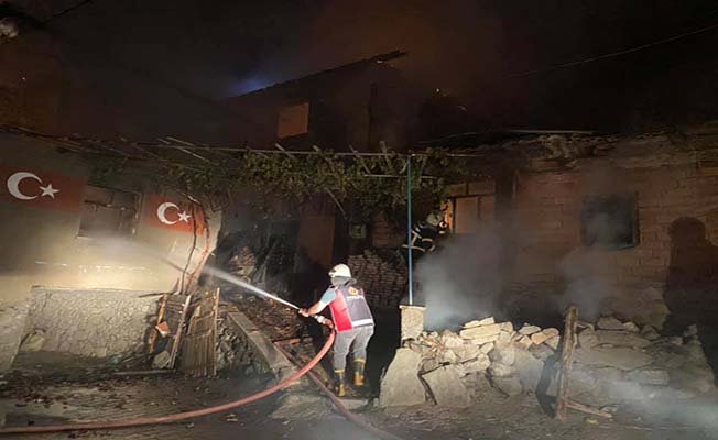 Gece çıkan yangın korkuttu