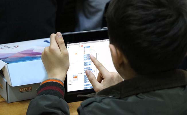 250 öğrenciye 250 tablet, bir de hayırseverlere çağrı
