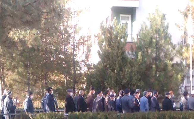 Sosyal mesafesiz kuyruk