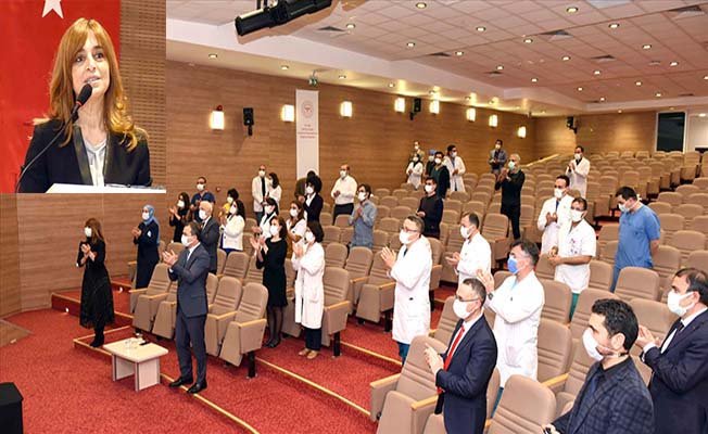 Alkışlarla veda etti