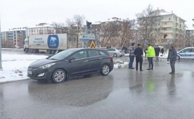 Tır otomobile çarptı