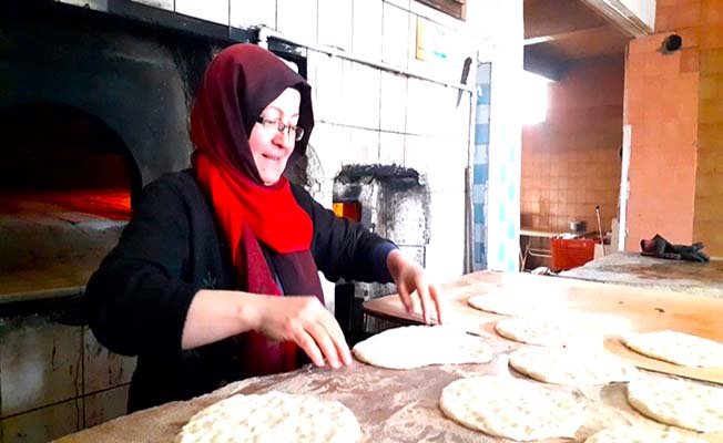 30 yıllık kadın fırıncı ekmeğini hamurdan çıkarıyor
