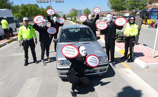 Tiyatrocular trafiğe dikkat çekti