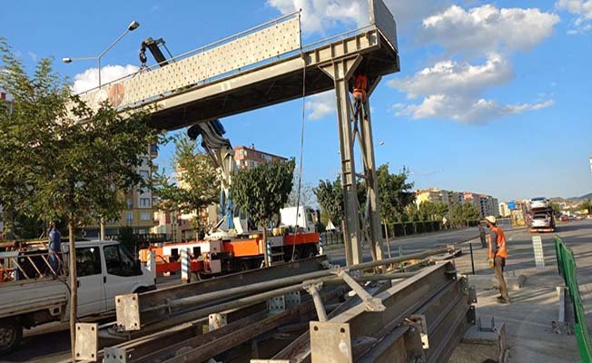 Üst geçit yeni yerinde