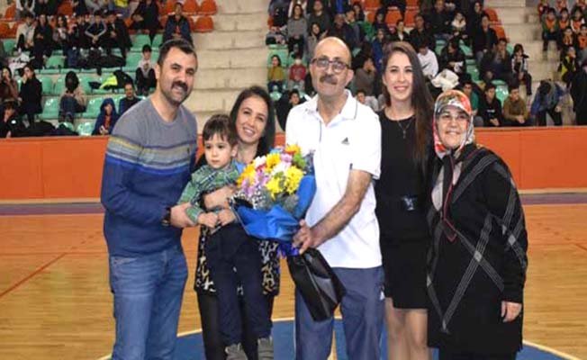 Efsane hocaya duygu yüklü jübile