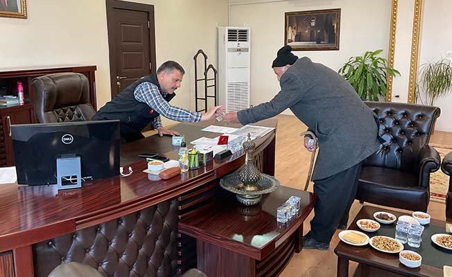 Umre parasını kendisi gibi depremzedeler için bağışladı