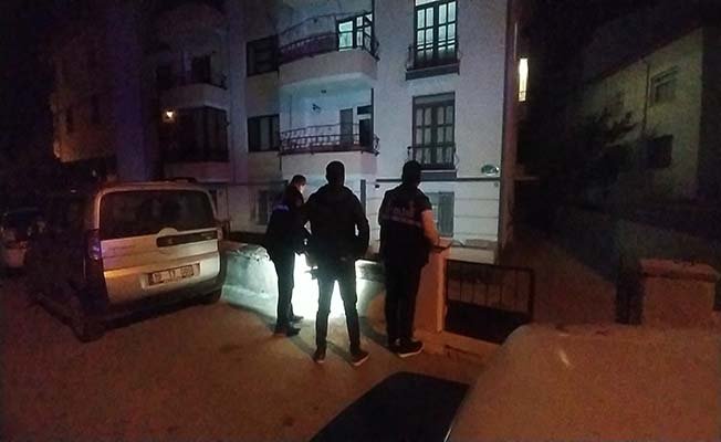 Eve silahla ateş açıp kaçtılar