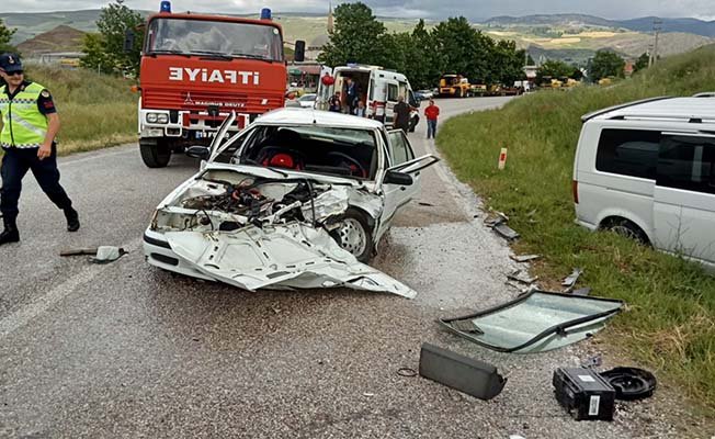 Otomobil ve minibüs çarpıştı, 3 yaralı