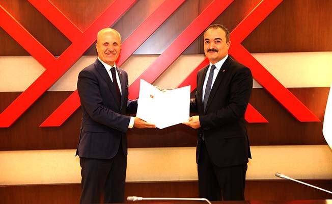 Rektör mazbatasını aldı