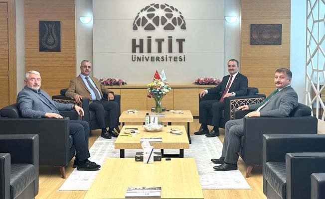 Rektör tebrikleri kabul ediyor