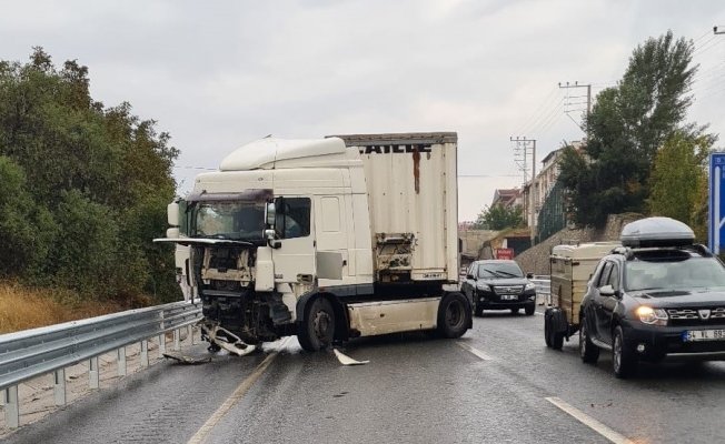Tır makasladı, trafik aksadı