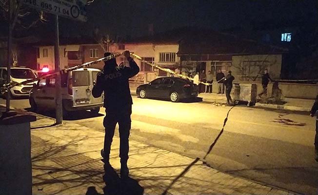 Caddede tartıştı ve vurdu