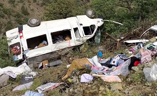 Minibüs şarampole devrildi
