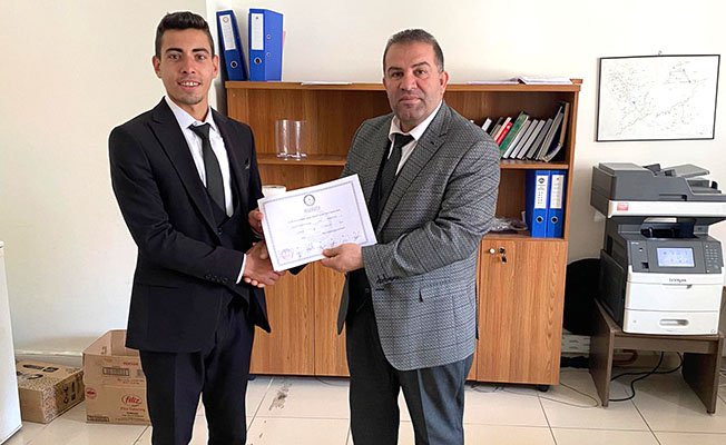 O ilçenin en genç muhtarı mazbatasını aldı