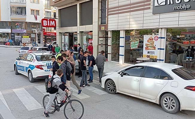 Otomobille bisiklet çarpıştı