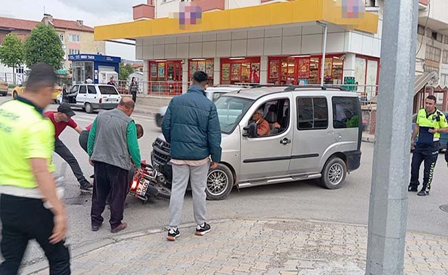 Hafif ticari araç motosikletle çarpıştı