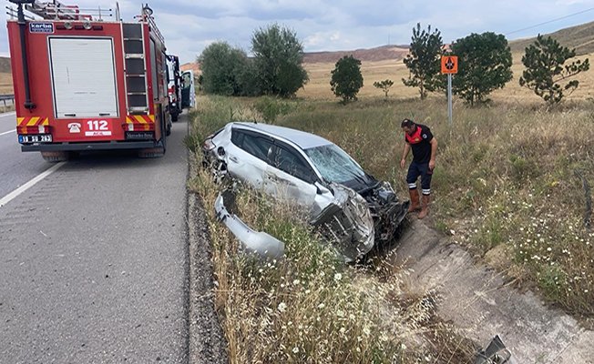 Otomobil su kanalına düştü