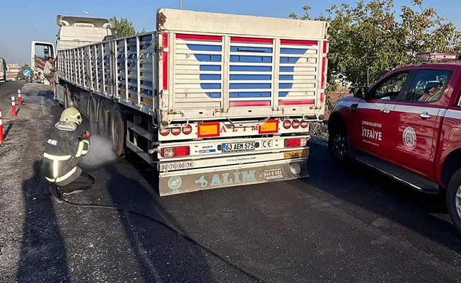 İzmir yolunda yanan tıra müdahale