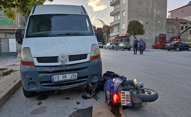 Motosiklet aracın altına girdi