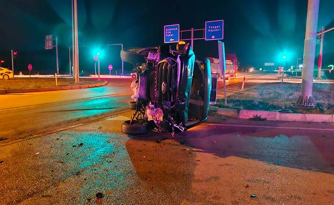 Minibüs ciple çarpıştı, 3 yaralı