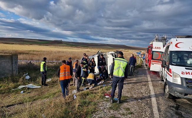 Tarım işçilerini taşıyan minibüs tankerle çarpıştı: 1 ölü. 22 yaralı