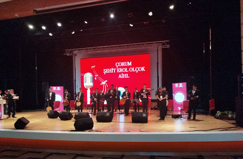 Alkışlar gençlere