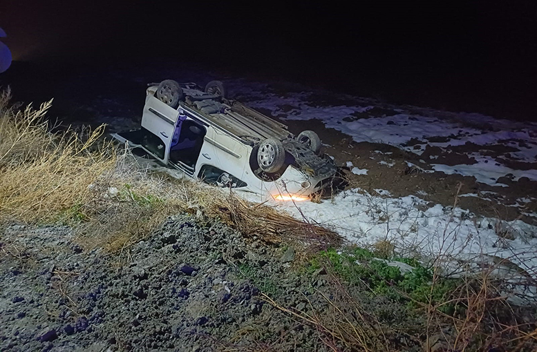 Ambulansa yetişmeye çalışan araç devrildi