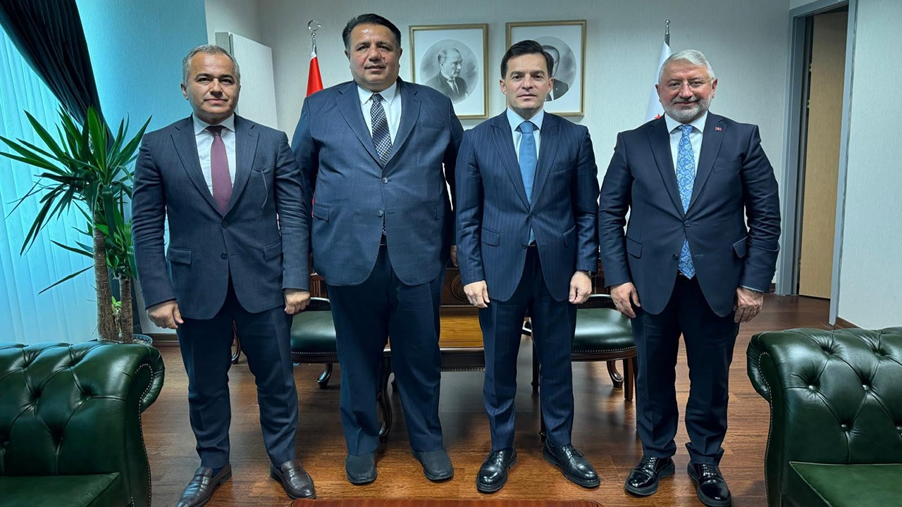 Aşgın, Kaya ile birlikte ziyaretlerde