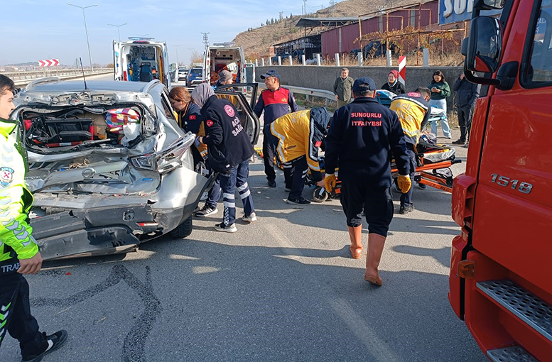 Cip ile kamyon çarpıştı, 5 yaralı