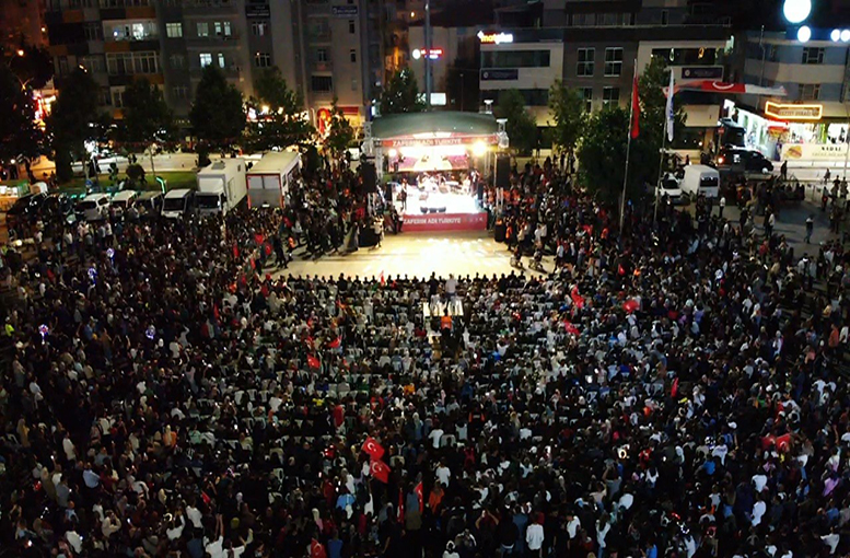 Çorum meydanda şehitlerini andı