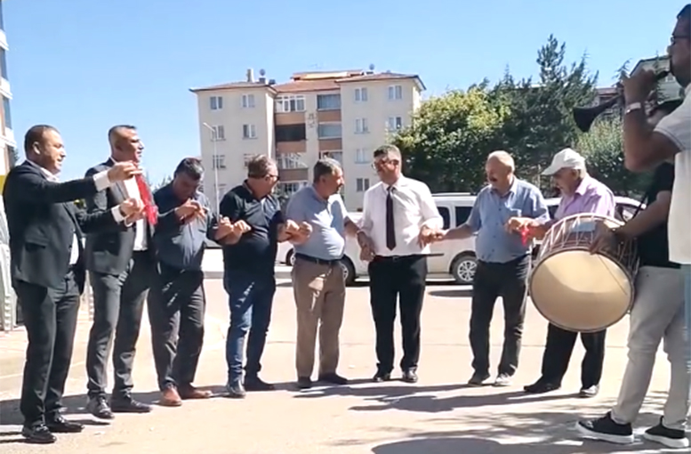 Çorum’un muhtarları böyle halay çekti
