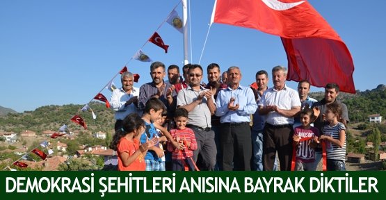 Demokrasi şehitleri anısına bayrak diktiler