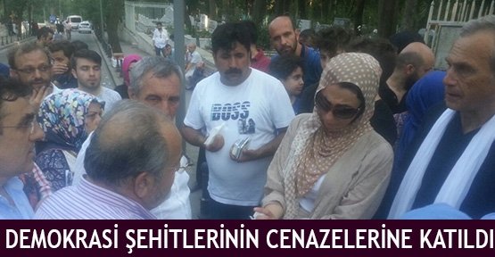 Demokrasi Şehitlerinin Cenazelerine Katıldı